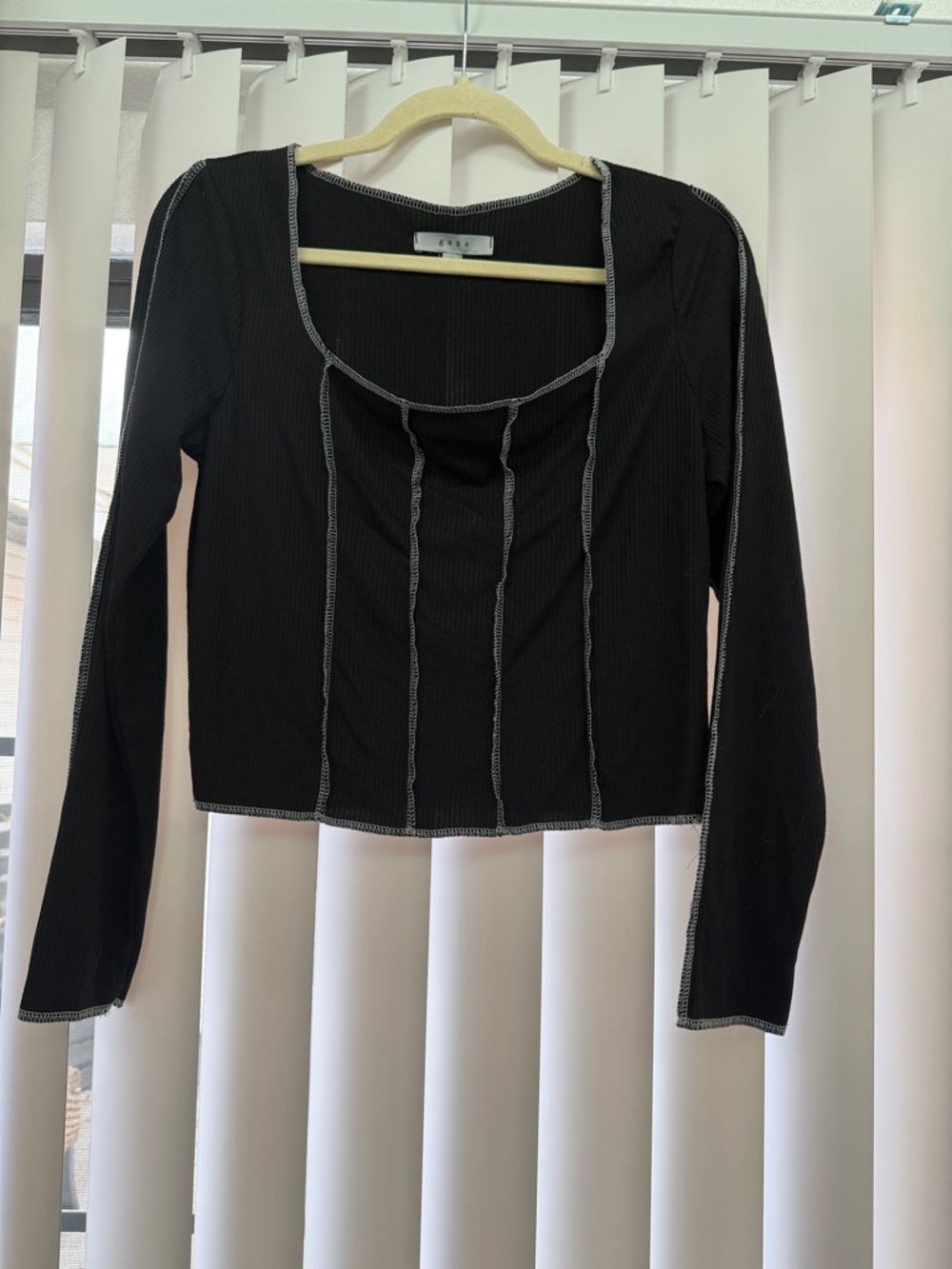 Gaze Black Long-Sleeve Ribbed Top with Contrast Seams